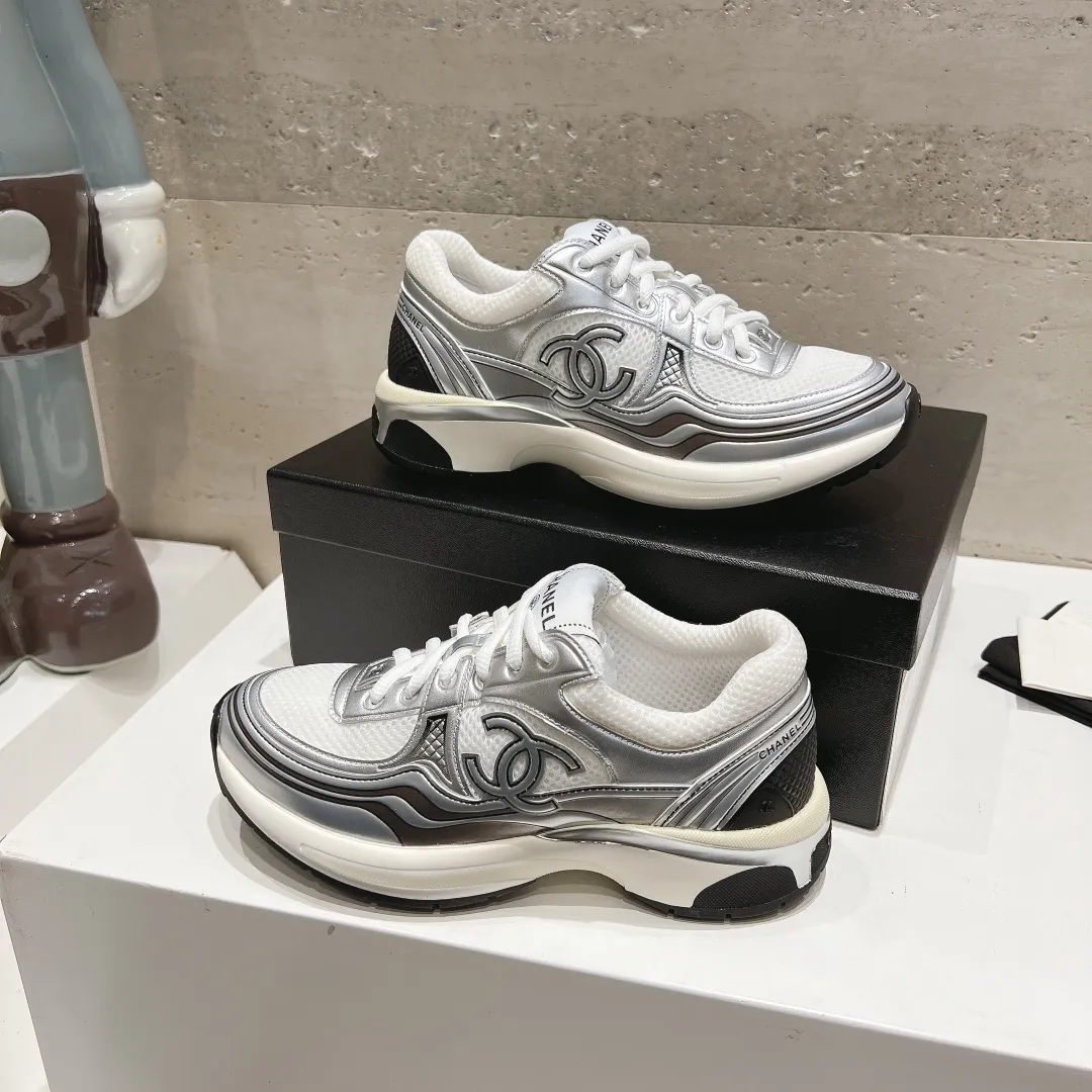 👟👟Ex-factory price 640👟👟 Chanel Chanel 24C Early Spring Resort Series Xiaoxiang Metal Casual Sports Shoes Gold Silver Horn King The latest foreign catwalk series Chanel Chanel 2024 Early Spring Series is held in the second smallest country in the world. The series is inspired by Monaco's international seaside lifestyle, from the F1 racing track to beach swimming pools, from casinos to tennis courts, to create a diverse and unique new series of racing driver's helmets, jumpsuits and other elements that have been reinterpreted to be more fashionable. Exquisite packaging at the delivery counter 🛍📦 ▪️Fabric: Original imported metal cowhide + technical fabric ▪️Inner lining: Original custom-made breathable mesh ▪️Sole: Original molded ultra-light foam combination outsole ▪️Sole thickness: 3.5CM ▪️Size: Women’s 35-41